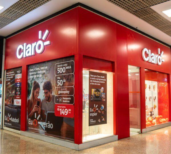Comunicação visual de loja da Claro impressa pela Prime Graff